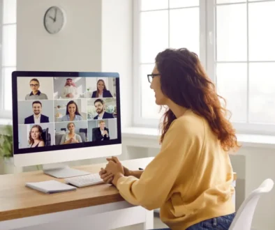 Žena u pracovního stolu vede online meeting