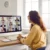 Žena u pracovního stolu vede online meeting