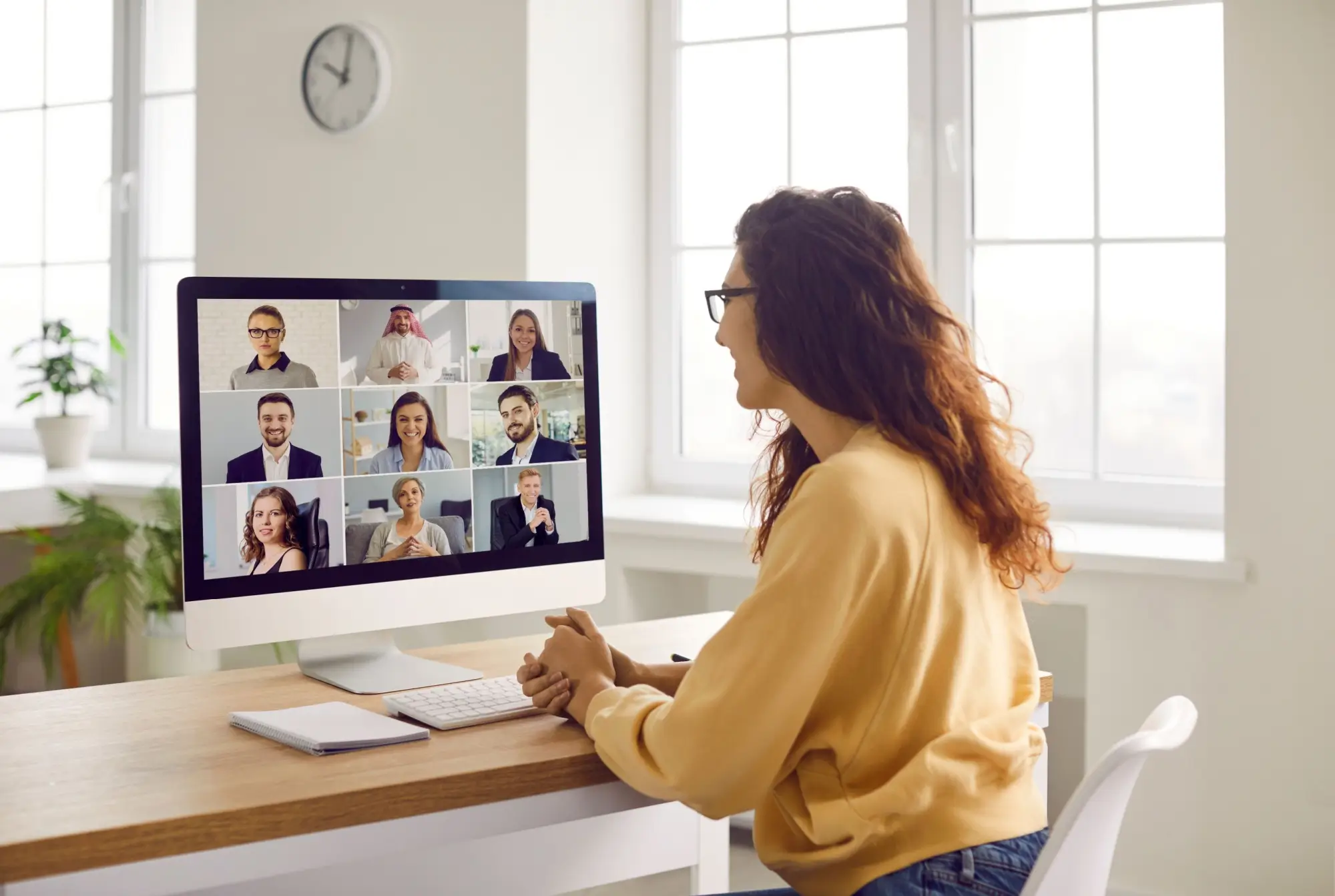 Žena u pracovního stolu vede online meeting