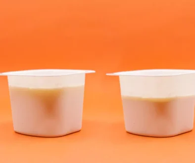 2 totožné kelímky s různým množstvím ovocného jogurtu