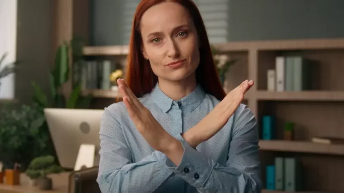 žena s překříženými pažemi