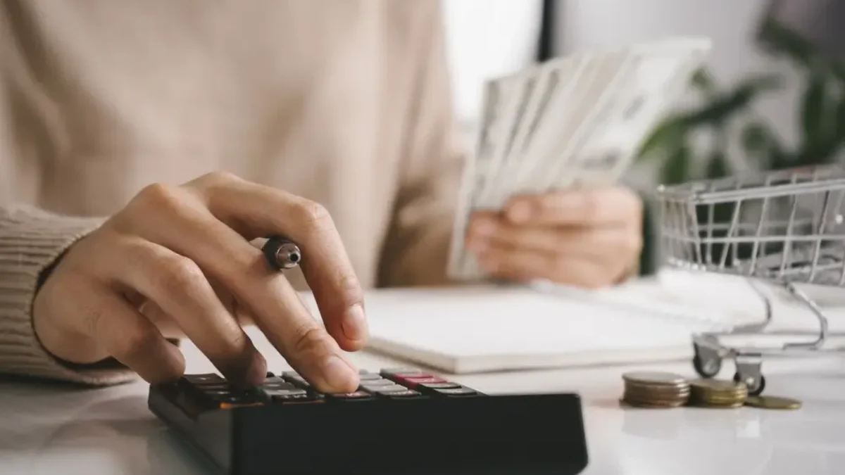 Žena se snaží ušetřit finance