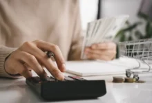 Žena se snaží ušetřit finance