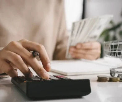 Žena se snaží ušetřit finance