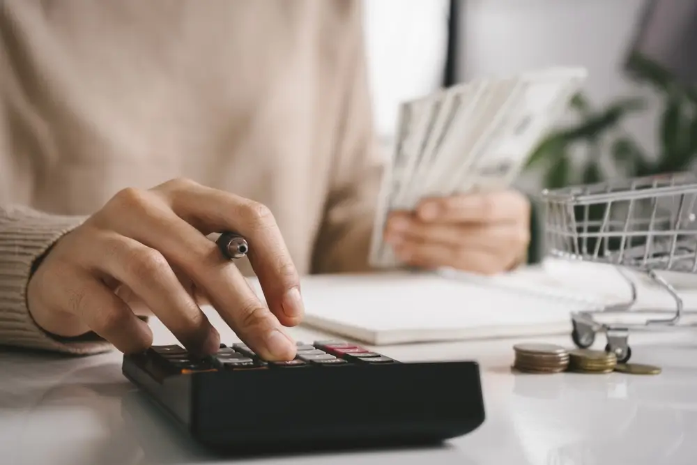 Žena se snaží ušetřit finance