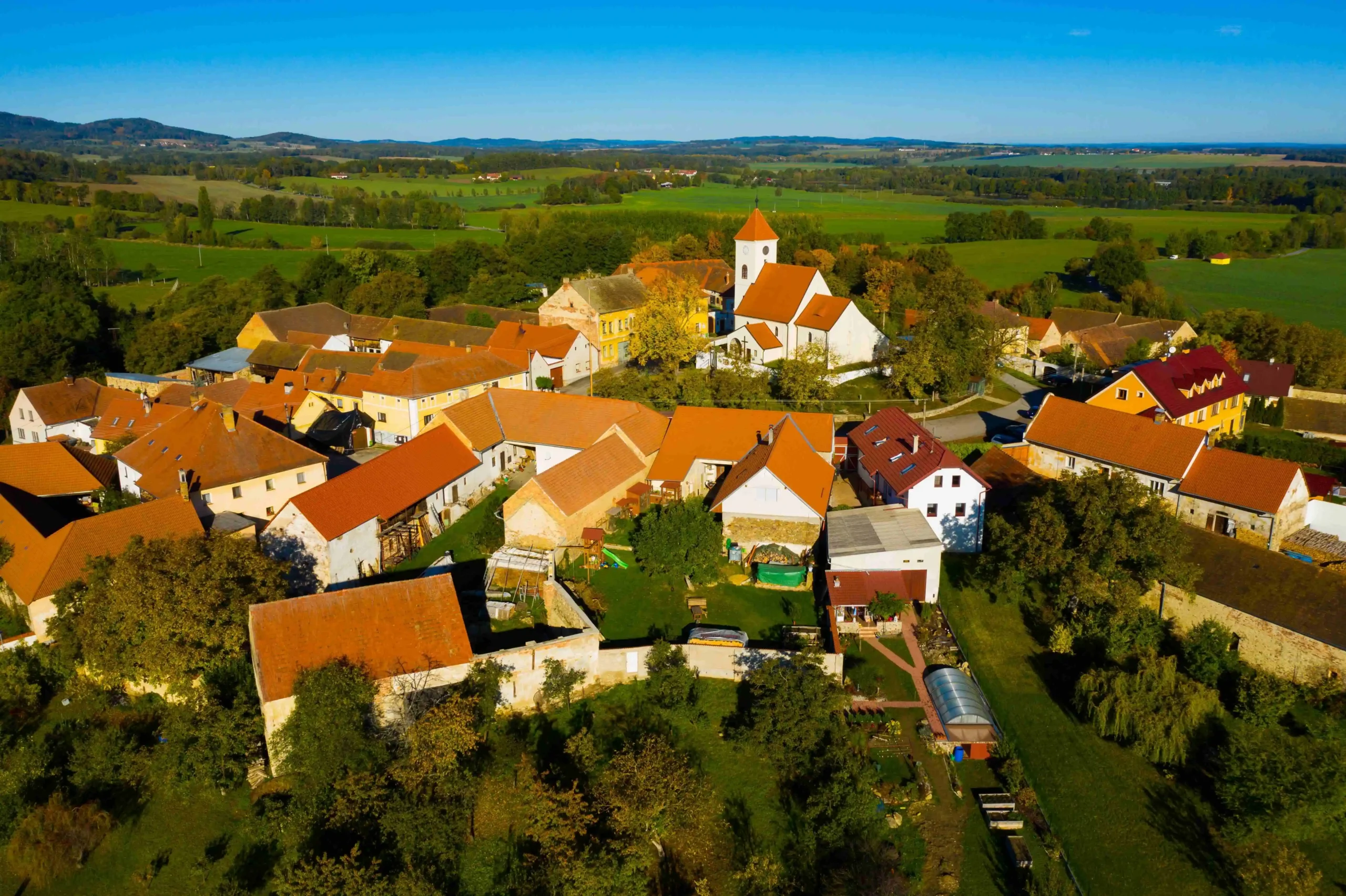 Malá česká vesnice s kostelíkem