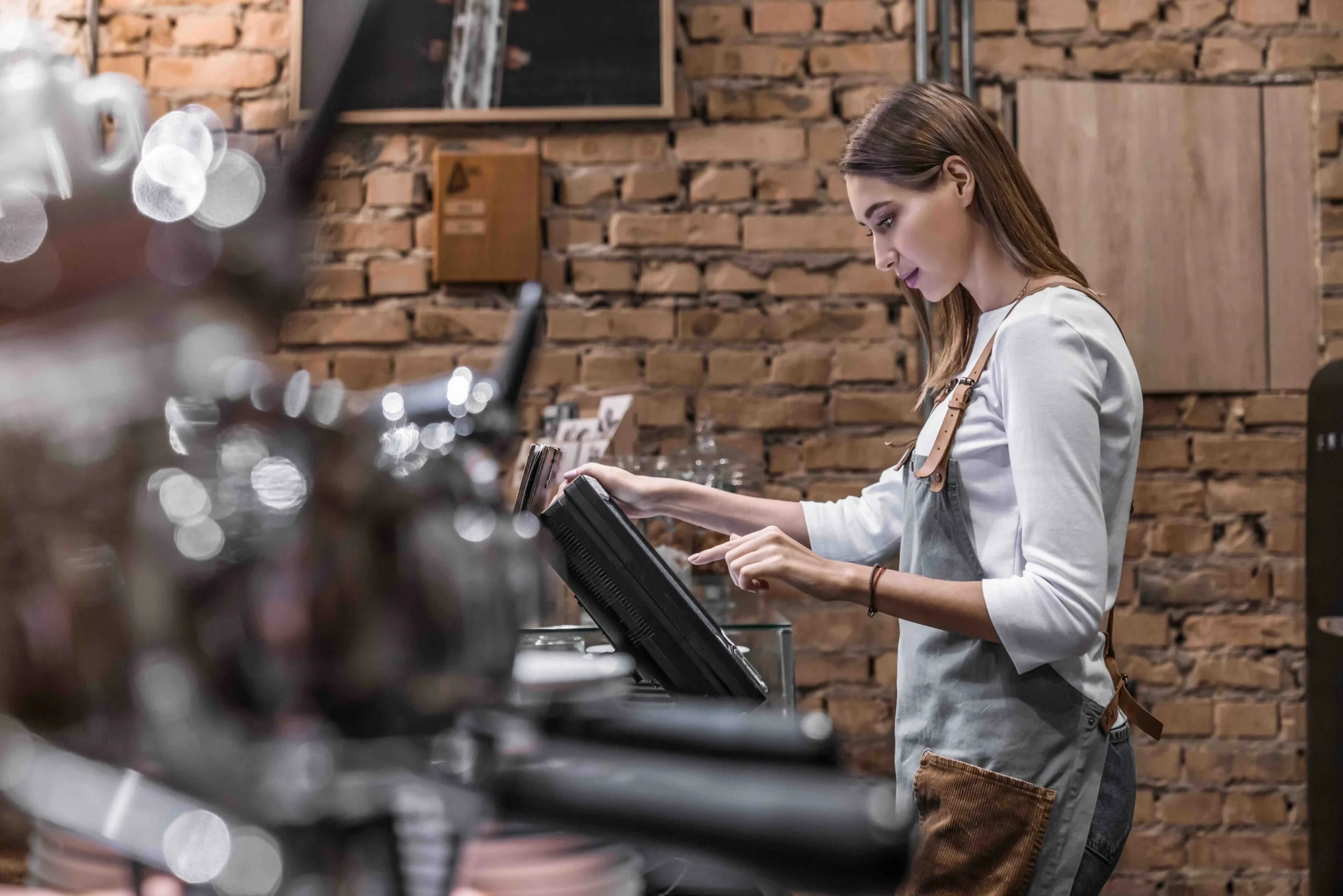 Baristka v kavárně