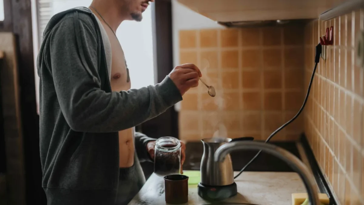 Muž si připravuje kávu