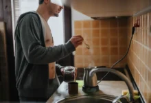 Muž si připravuje kávu