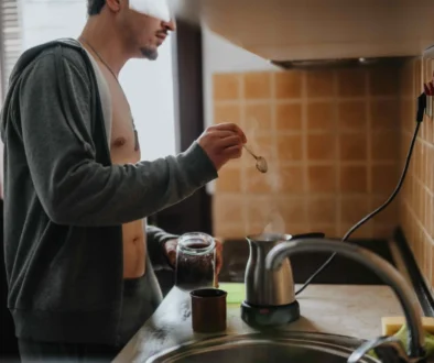 Muž si připravuje kávu