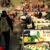 Uvnitř supermarketu prochází tákazníci oddělením ovoce a zeleniny