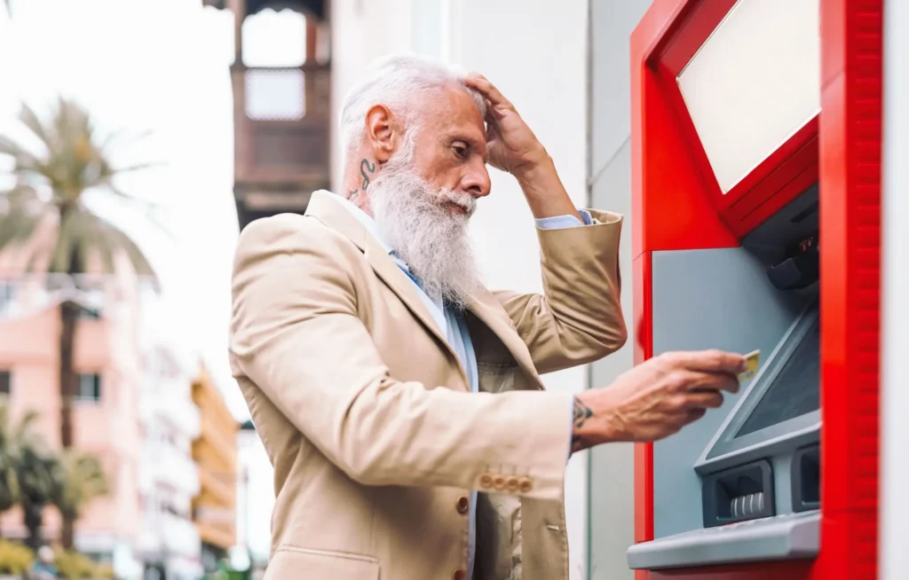 - ByznysDeník Práce s vkladomaty i bankomaty může být pro seniory náročná.