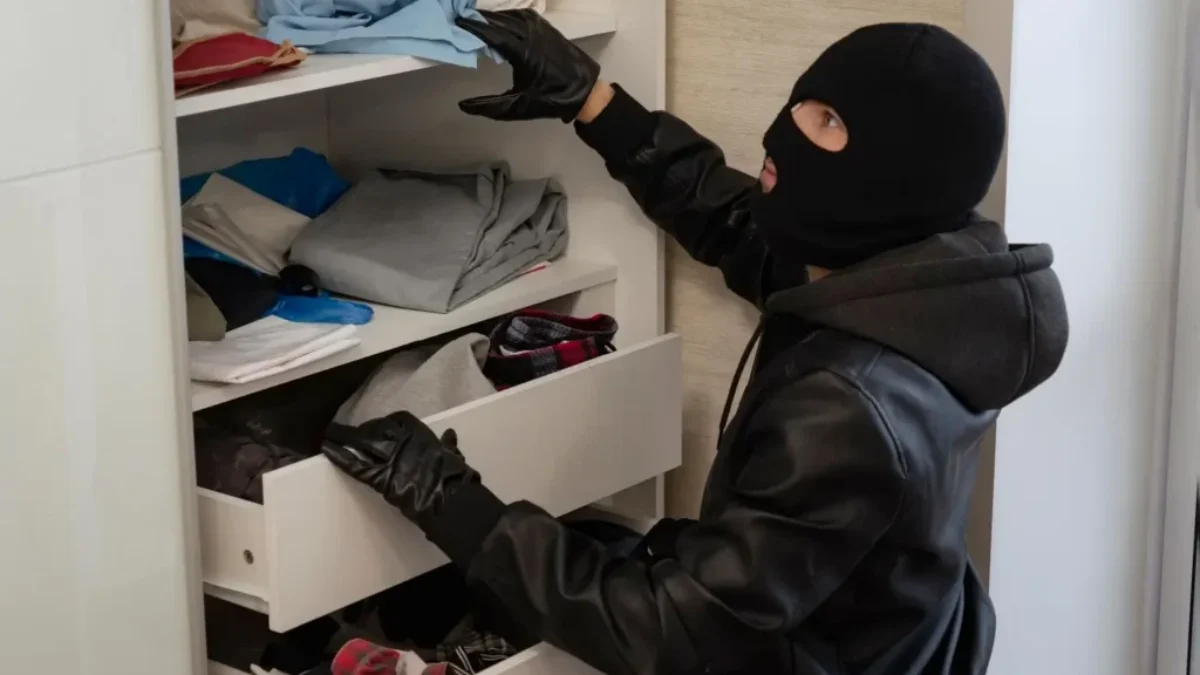 Pachatel při vloupání prohledává šuplíky a police ve skříni