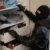 Pachatel při vloupání prohledává šuplíky a police ve skříni