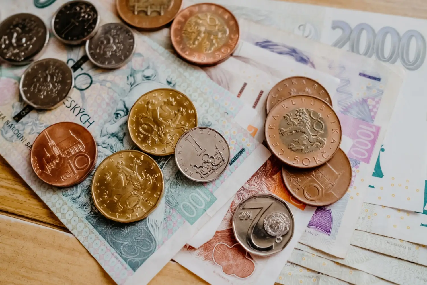 Česká hotovost v podobě mincí a bankovek