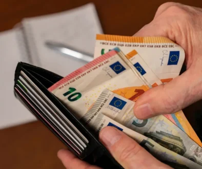Rovnat si bankovky podle hodnoty může být znakem úzkosti.