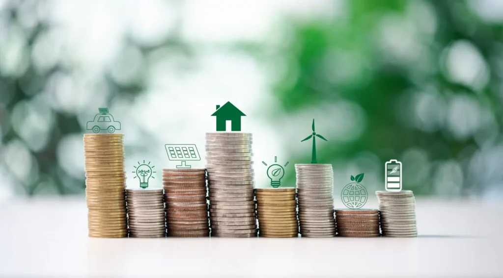 Sloupce mincí s ikonami domu, solárních panelů, větrné turbíny a žárovek představují využití dotací na moderní energetická řešení