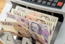 Česká hotovostní bankovky ve stroji na počítání peněz