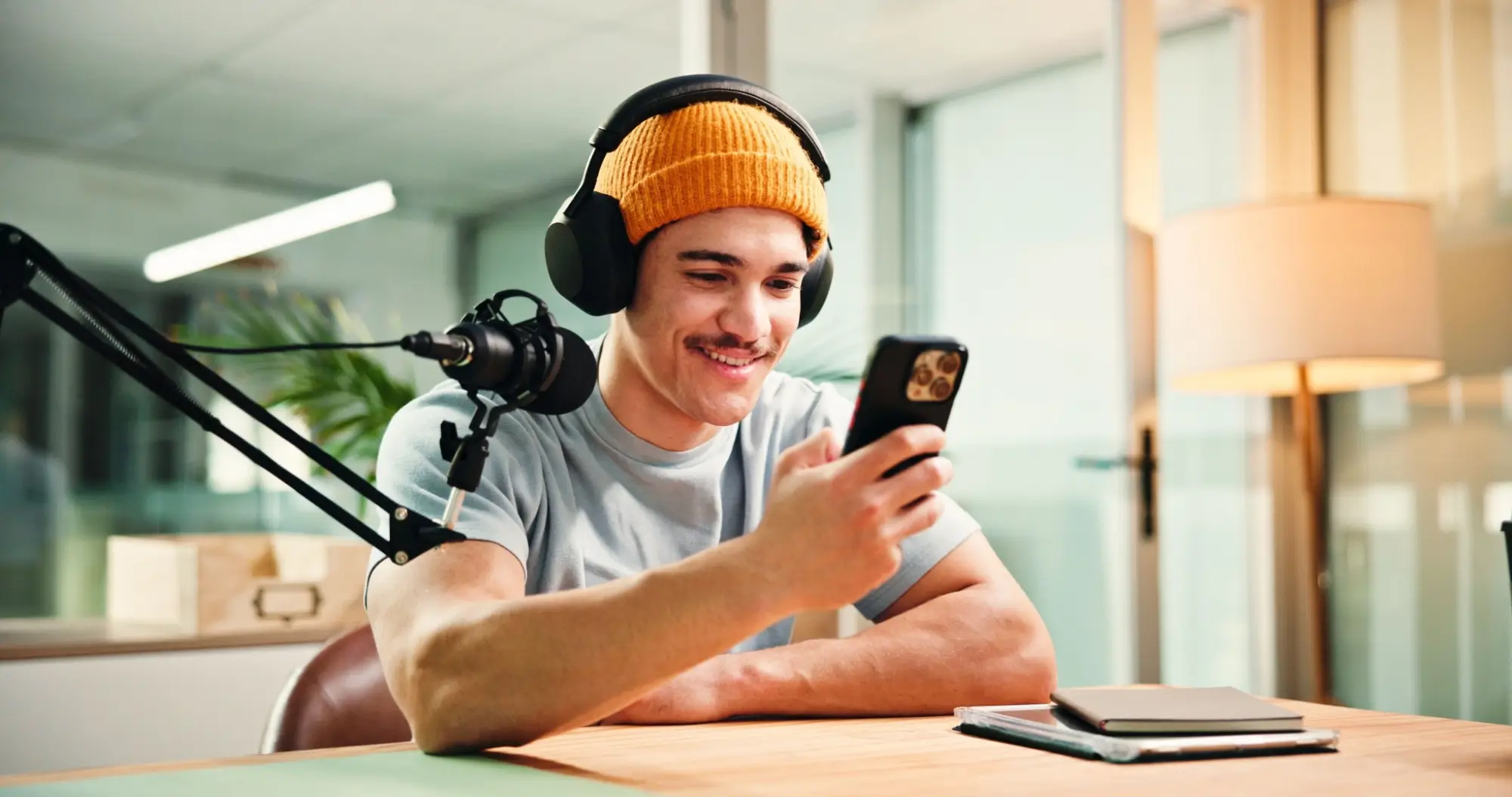 - ByznysDeník Mladý muž při čtení recenzí na smartphone.