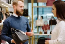 Prodavač prodává ženě luxusní kabelku