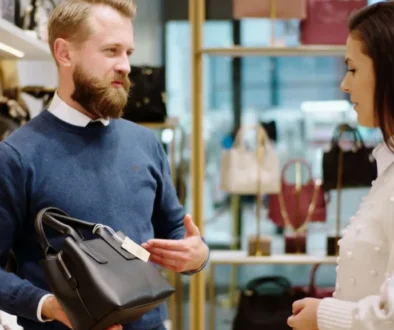 Prodavač prodává ženě luxusní kabelku