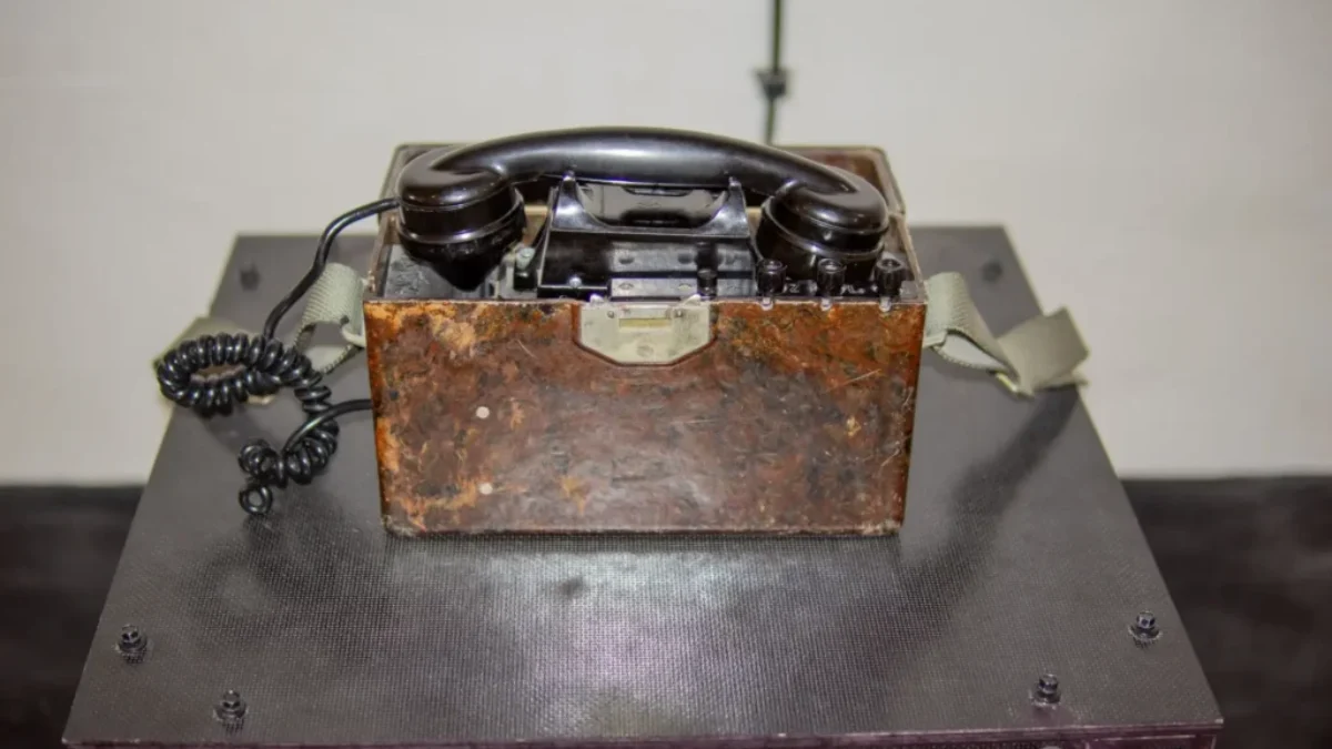 Starý polní telefon