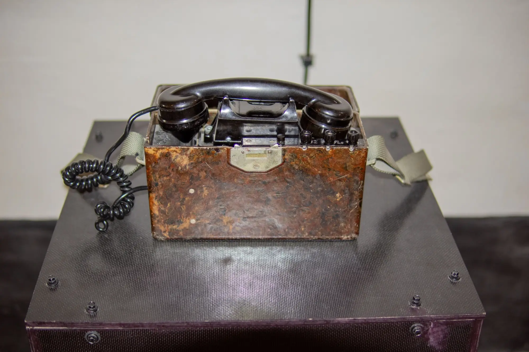 Starý polní telefon