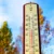 Teploměr s 20°C a na pozadí stromy