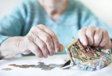 Starší žena počítající mince