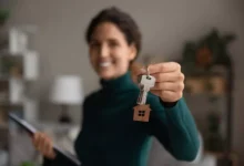 žena předávající klíče nájemníkům