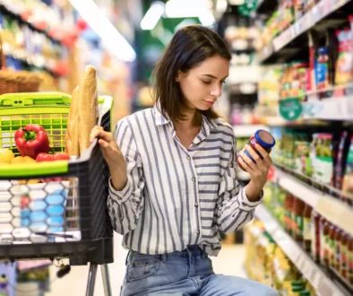 žena nakupující v supermarketu