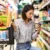 žena nakupující v supermarketu