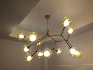 Komu ještě pořád visí u stropu tento komunistický lustr, má v kapse 15 až 30 000 Kč. Právě přišel nejlepší čas se ho zbavit a vylepšit rodinný rozpočet