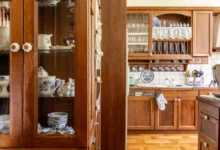 Vitrína s hrníčky a sklenicemi