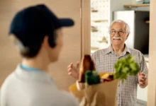 Senior dostal nákup