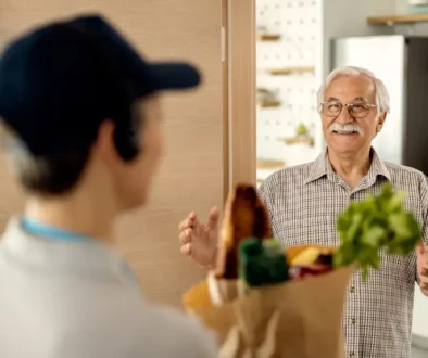 Senior dostal nákup