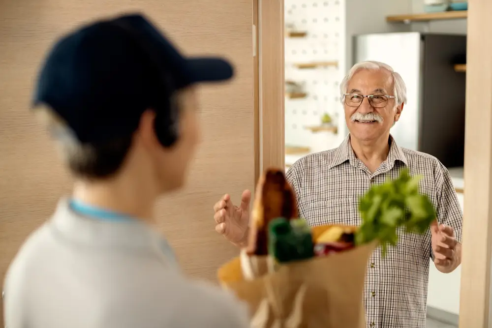 Senior dostal nákup
