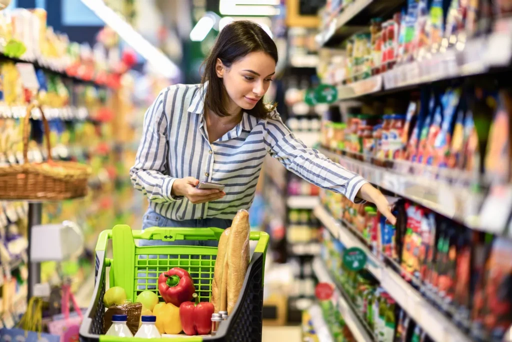 - ByznysDeník Žena nakupující v supermarketu