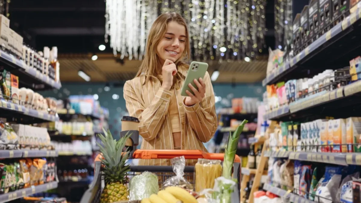 Žena nakupující v supermarketu