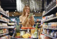 Žena nakupující v supermarketu