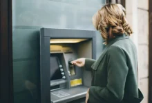 žena vybírá peníze z bankomatu