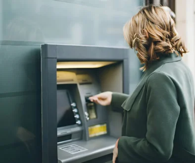 žena vybírá peníze z bankomatu