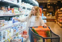 Žena nakupuje v supermarketu