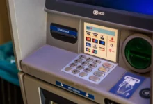 Detailní pohled na bankomat