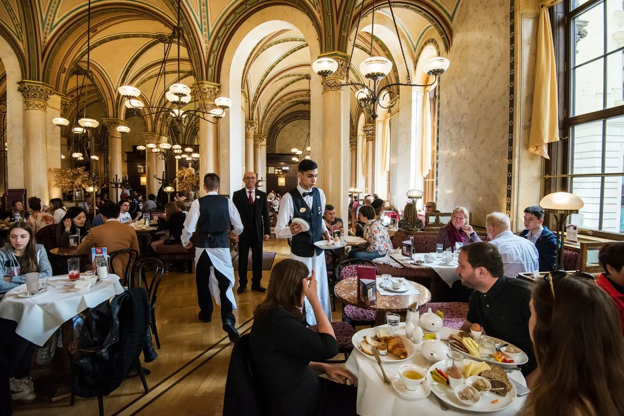 Luxusní vídeňská restaurace v plném proudu.
