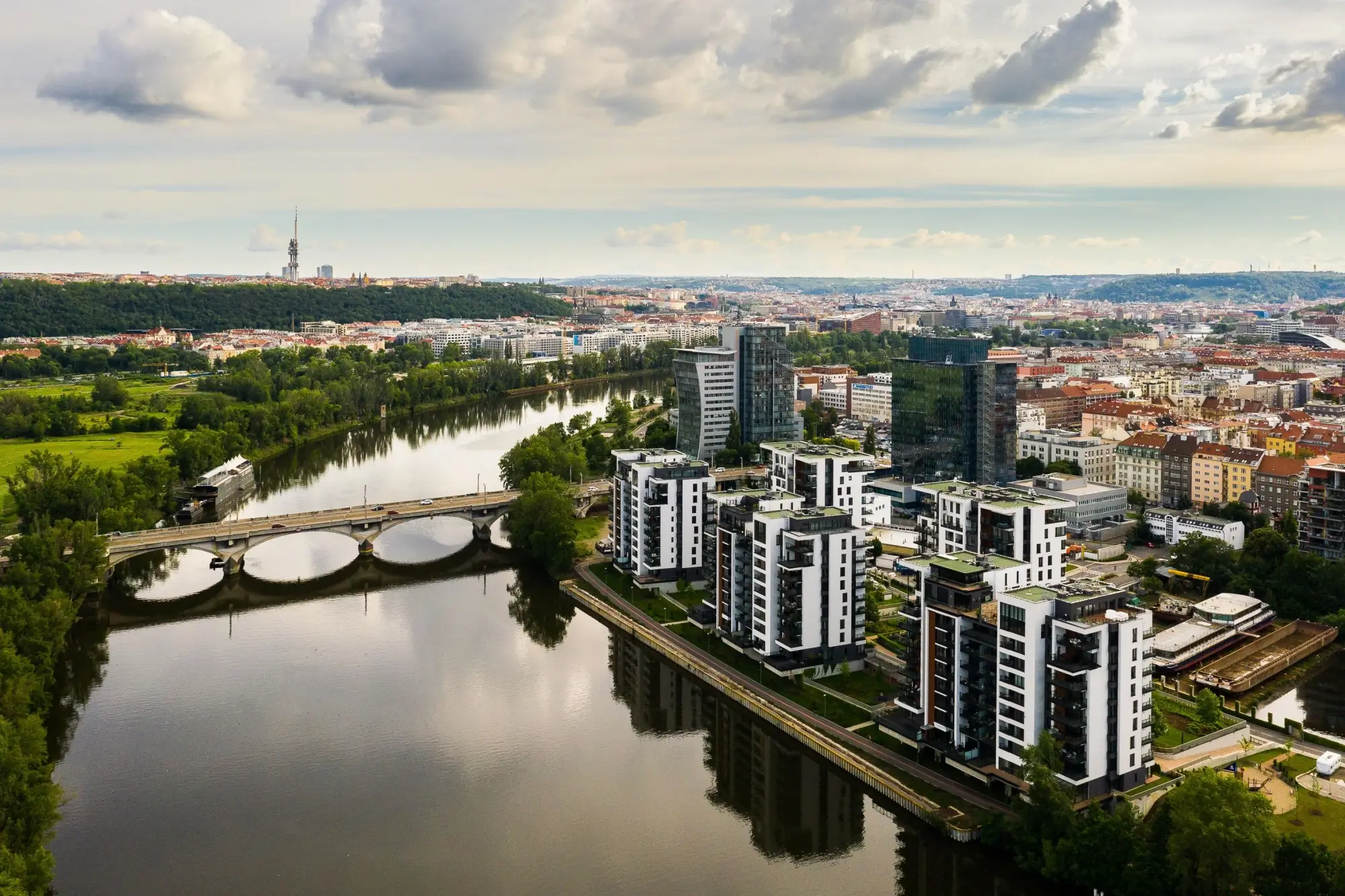 Pohled na krásné panorama Prahy.