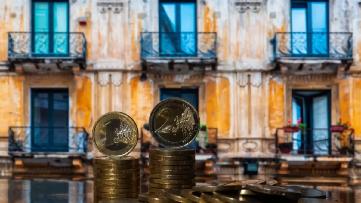 Dům v Itálii za pár euro. Jak je to doopravdy? Euro mince se starým domem v pozadí
