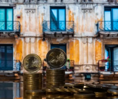 Dům v Itálii za pár euro. Jak je to doopravdy? Euro mince se starým domem v pozadí