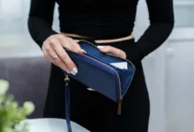 Žena drží modrou peněženku