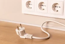 Detail elektrické zástrčky vytažené ze zásuvky